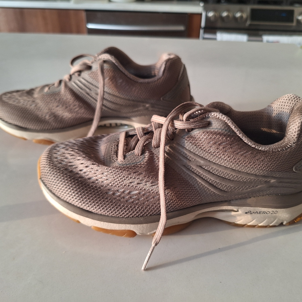 Abeo Women's Athletic Shoes in Brown and Cream, W 6.5